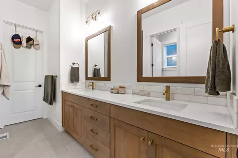 Bath - 6419 W Piaffe St, Eagle, ID 83616 photo 1 of 5