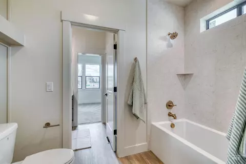 Bath - 856 N Nolina Ave, Eagle, ID 83616 photo 3 of 7