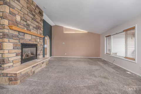 Living - 1200 Hoffman Dr, Vale, OR 97918 photo 3 of 4