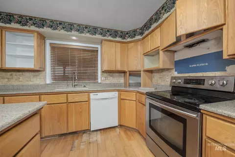 Kitchen - 1200 Hoffman Dr, Vale, OR 97918 photo 3 of 4