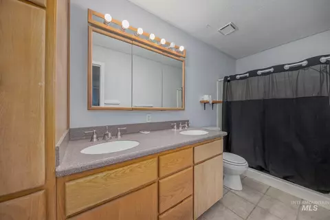 Bath - 1200 Hoffman Dr, Vale, OR 97918 photo 2 of 3