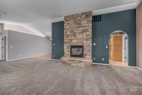 Living - 1200 Hoffman Dr, Vale, OR 97918 photo 2 of 4