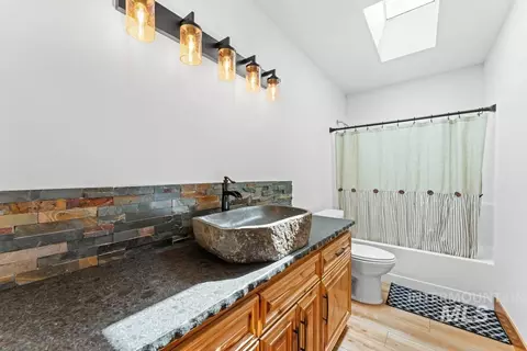 Bath - 2132 Corral Rd, Emmett, ID 83617 photo 1 of 3