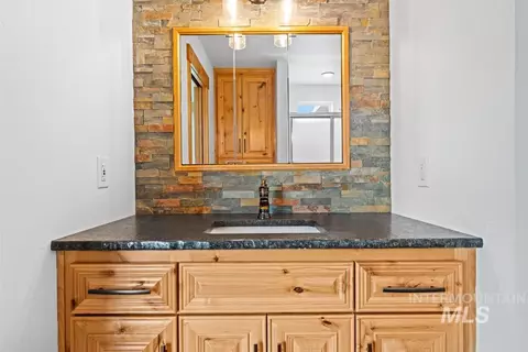 Bath - 2132 Corral Rd, Emmett, ID 83617 photo 3 of 3