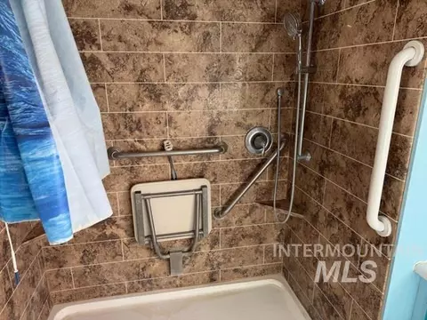 Bath - 28750 Rocky Rd, Parma, ID 83660 photo 1 of 3