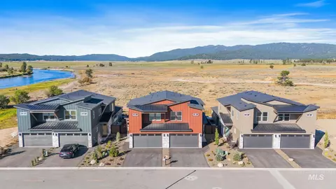 24 Bridger St, Cascade, ID 83611
