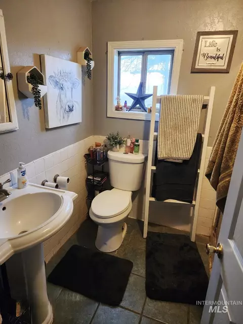 Bath - 1875 Mclay Rd, Vale, OR 97918 photo 1 of 1