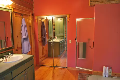 Bath - 4975 Middle Rd, Lenore, ID 83541 photo 1 of 2