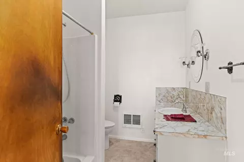 Bath - 3918 E 3600 N, Hansen, ID 83334 photo 1 of 3