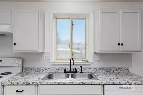 Kitchen - 600 S Date St, Jerome, ID 83338 photo 2 of 3