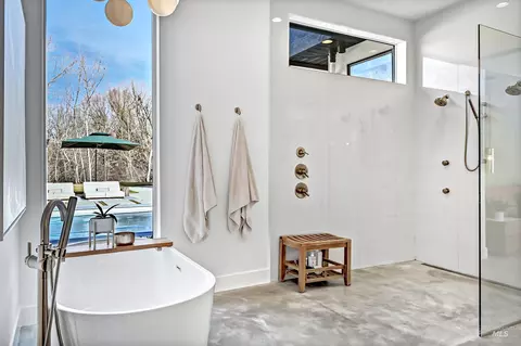 Bath - 348 E Riversedge Dr, Eagle, ID 83616 photo 2 of 9