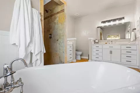 Bath - 2140 Valley View Dr, Weiser, ID 83672 photo 3 of 7