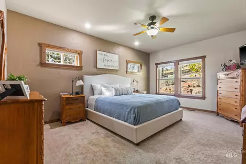 Bedroom - 2140 Valley View Dr, Weiser, ID 83672 photo 2 of 6