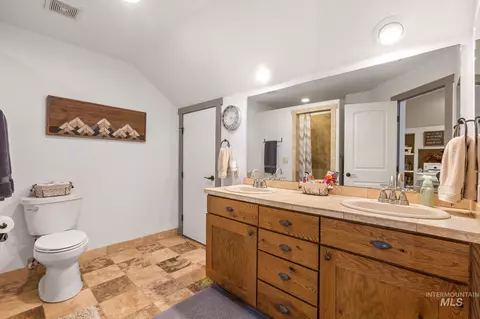 Bath - 2140 Valley View Dr, Weiser, ID 83672 photo 7 of 7