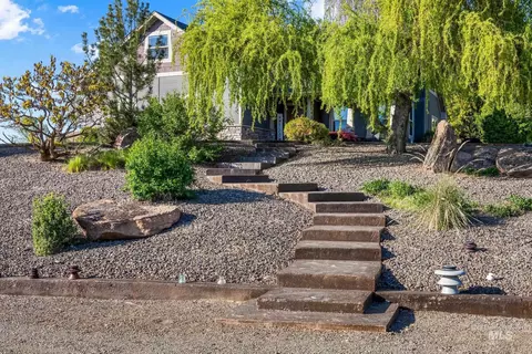 Exterior - 2140 Valley View Dr, Weiser, ID 83672 photo 4 of 8