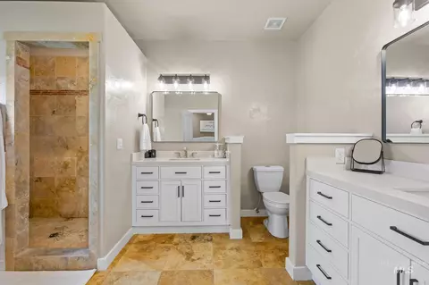 Bath - 2140 Valley View Dr, Weiser, ID 83672 photo 5 of 7