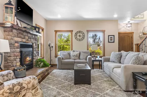 Living - 2140 Valley View Dr, Weiser, ID 83672 photo 4 of 5