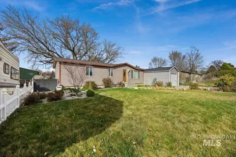 Exterior - 210 5th Ave, Wendell, ID 83355 photo 1 of 8