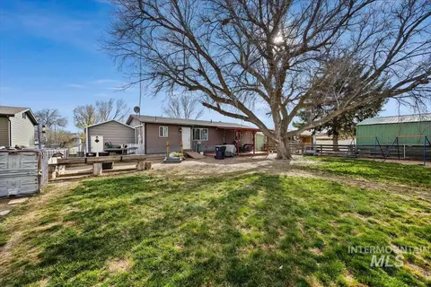 Exterior - 210 5th Ave, Wendell, ID 83355 photo 6 of 8
