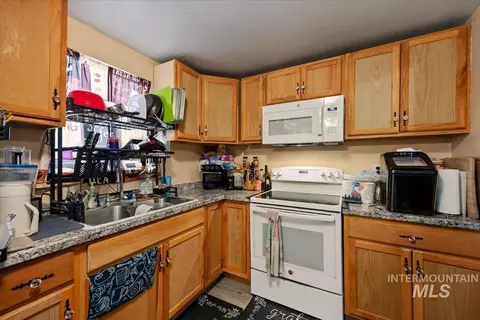 Kitchen - 210 5th Ave, Wendell, ID 83355 photo 1 of 2