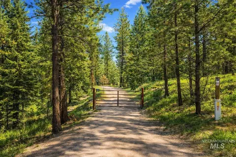 34 Silver Cloud Rd, Cascade, ID 83611