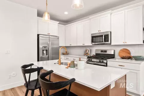 Kitchen - 374 E Presidio Ln, Eagle, ID 83616 photo 2 of 3