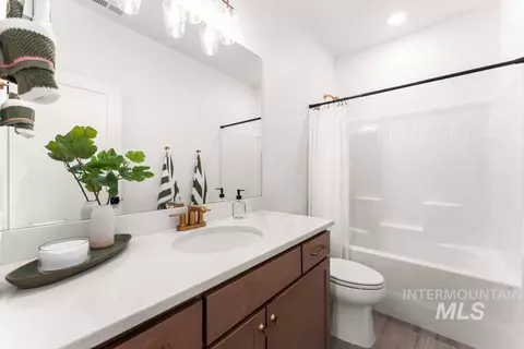 Bath - 374 E Presidio Ln, Eagle, ID 83616 photo 2 of 2