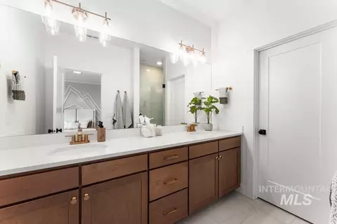 Bath - 374 E Presidio Ln, Eagle, ID 83616 photo 1 of 2