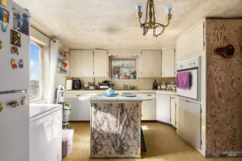 Kitchen - 20371 Red Top Rd, Caldwell, ID 83607 photo 1 of 2