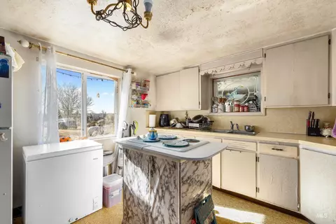 Kitchen - 20371 Red Top Rd, Caldwell, ID 83607 photo 2 of 2