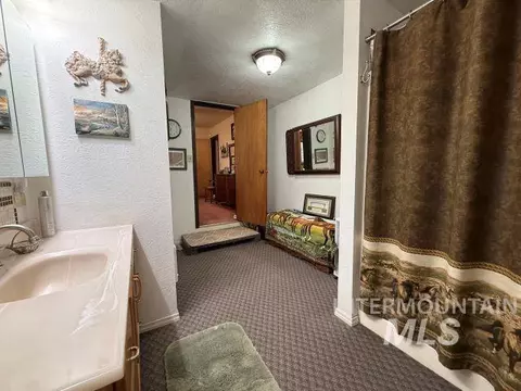 Bath - 848 Jonathan Rd, Weiser, ID 83672 photo 2 of 4