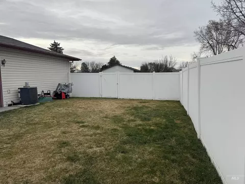 Exterior - 1145 Utah St, Gooding, ID 83330 photo 8 of 14