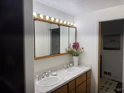 Bath - 1145 Utah St, Gooding, ID 83330 photo 2 of 3