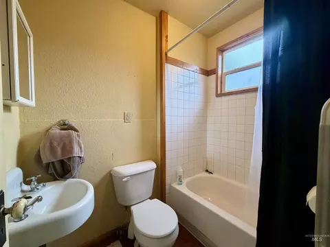 Bath - 710 Maple St, Kamiah, ID 83536 photo 3 of 4