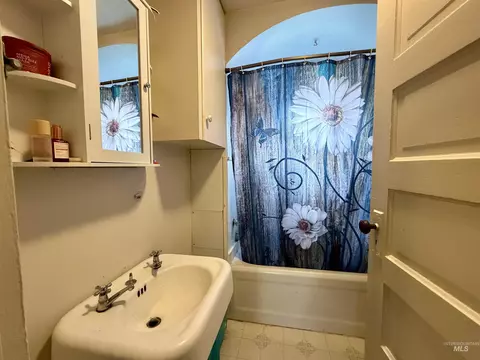 Bath - 710 Maple St, Kamiah, ID 83536 photo 1 of 4