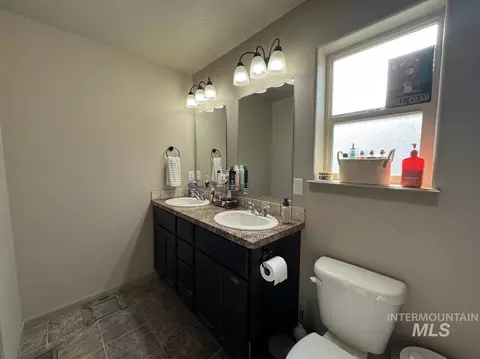 Bath - 817 Owl Ct, Jerome, ID 83338 photo 3 of 4