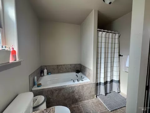 Bath - 817 Owl Ct, Jerome, ID 83338 photo 1 of 4