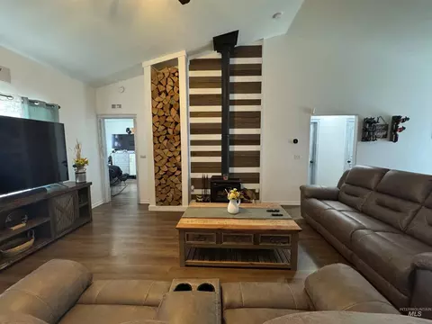 Living - 817 Owl Ct, Jerome, ID 83338 photo 2 of 2