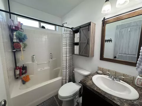 Bath - 817 Owl Ct, Jerome, ID 83338 photo 4 of 4