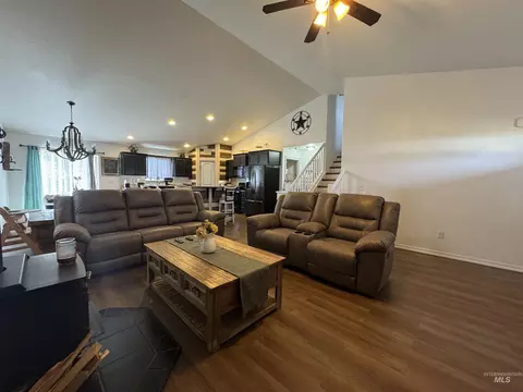 Living - 817 Owl Ct, Jerome, ID 83338 photo 1 of 2