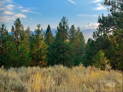 30 Four Seasons Dr, Cascade, ID 83611