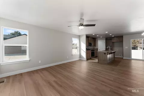 Living - 812 Jack Ave, Jerome, ID 83338 photo 1 of 2
