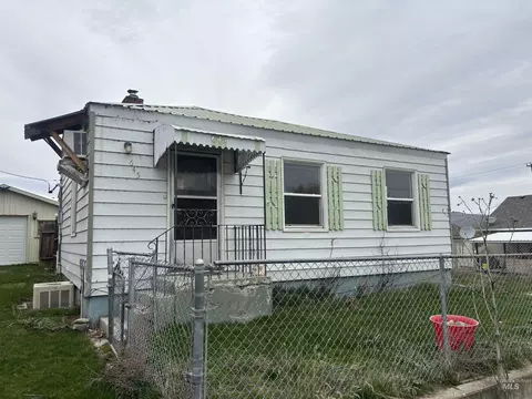 645 E 3rd St, Huntington, OR 97907