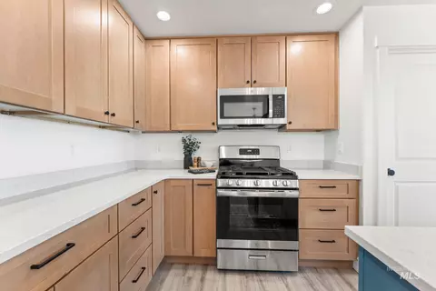 Kitchen - 1330 19th Ave E, Jerome, ID 83338 photo 4 of 7