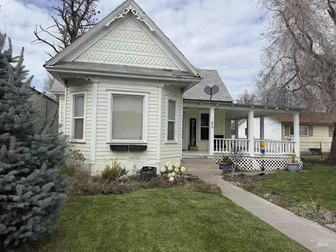 86 W 1st Ave, Glenns Ferry, ID 83623
