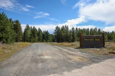 47 Coit Dr, Cascade, ID 83611