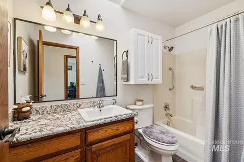 Bath - 710 Keogh Ln, Caldwell, ID 83607 photo 3 of 4