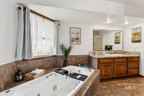 Bath - 710 Keogh Ln, Caldwell, ID 83607 photo 2 of 4