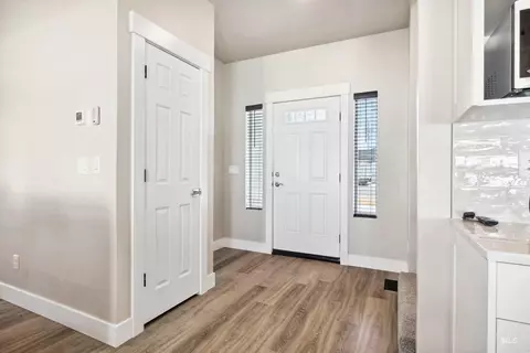 Entry Way - 704 Midnight Sun Loop, Twin Falls, ID 83301 photo 2 of 5