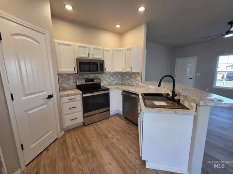 Kitchen - 929 22nd Ave E, Jerome, ID 83338 photo 3 of 3